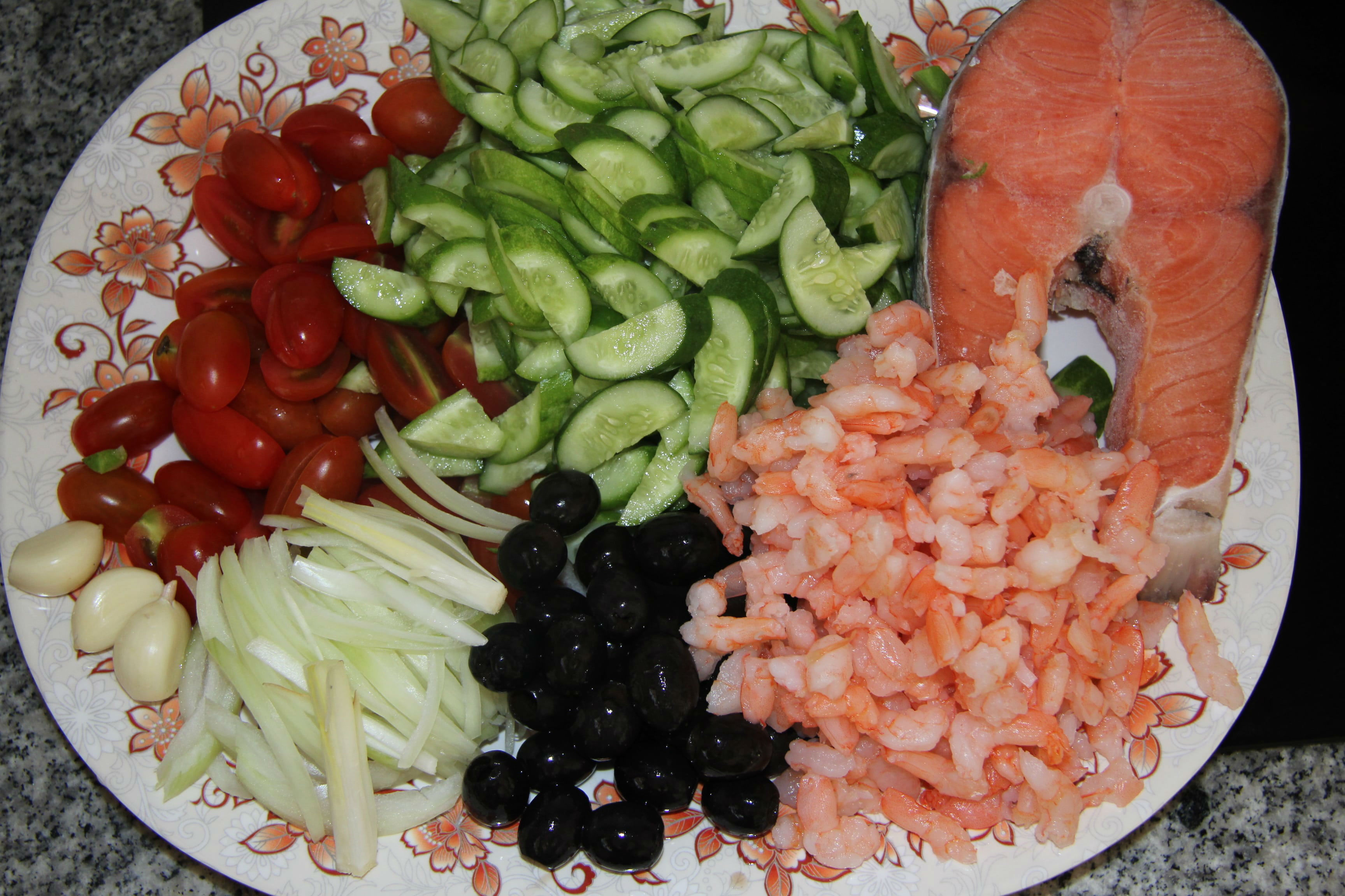 Салат амурский. Салат с семгой и креветками. Салат с красной рыбой и креветками. Салат с креветками и семгой помидорам. Салат оливки креветки семга.