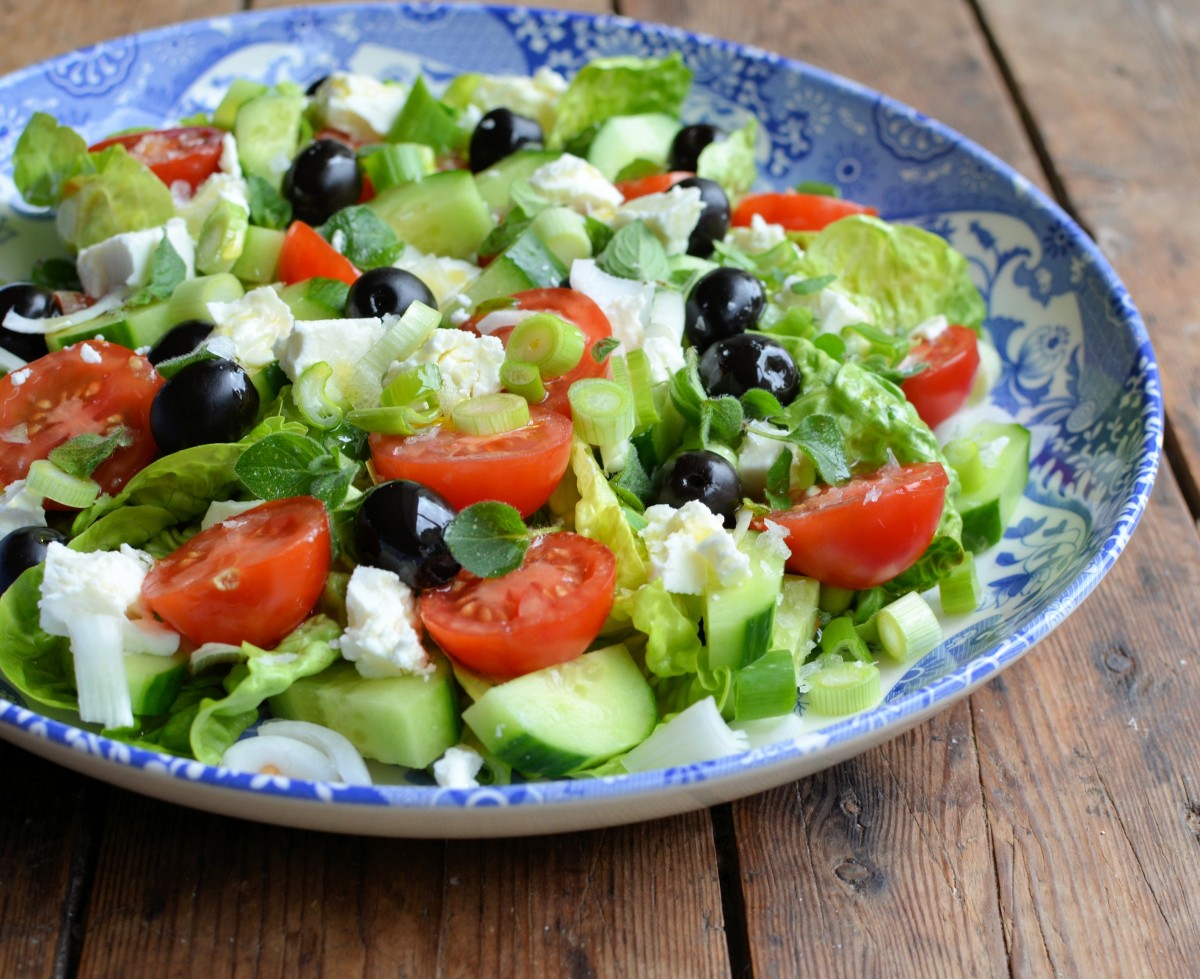Какой салат нужно есть. Салаты. Греческий салат. Овощные салаты на праздничный стол. Греческий салат с листьями салата.