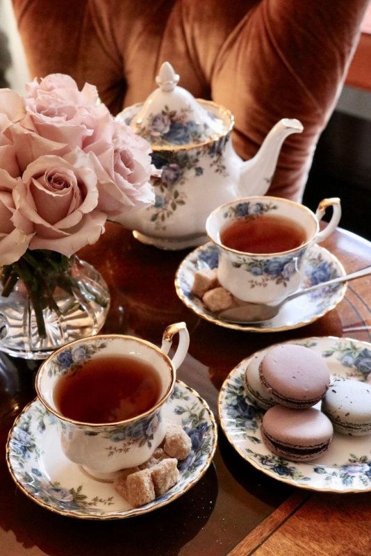 Чашка чая и цветы