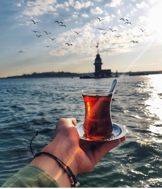 Фото с турецким чаем человек