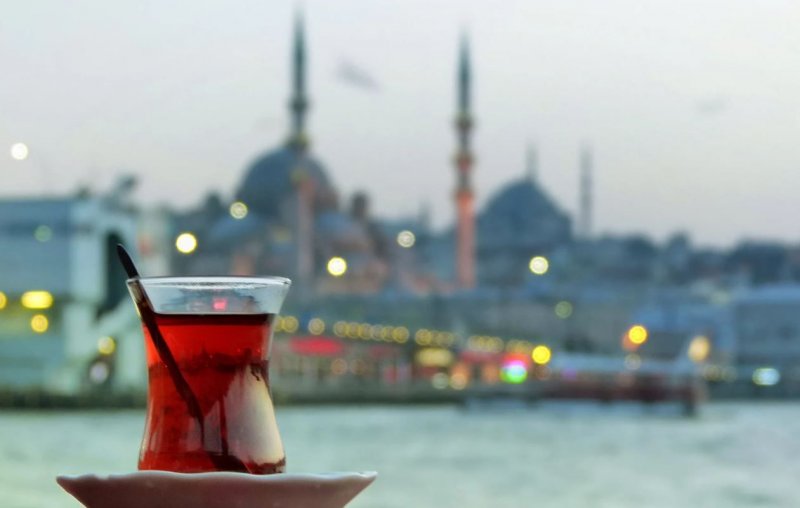 Турецкий чай на фоне моря