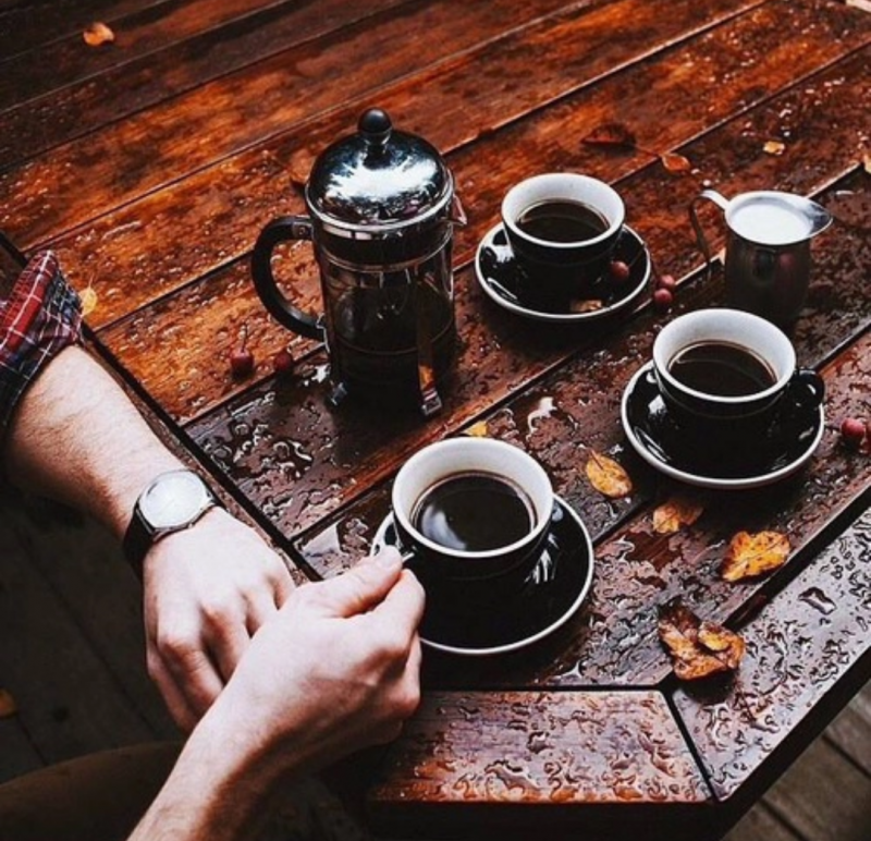 Ты пьешь как всегда кофе сладкое песня. Уютное чаепитие. Кофе на столе. Чаепитие Эстетика. Чайная церемония в кафе.