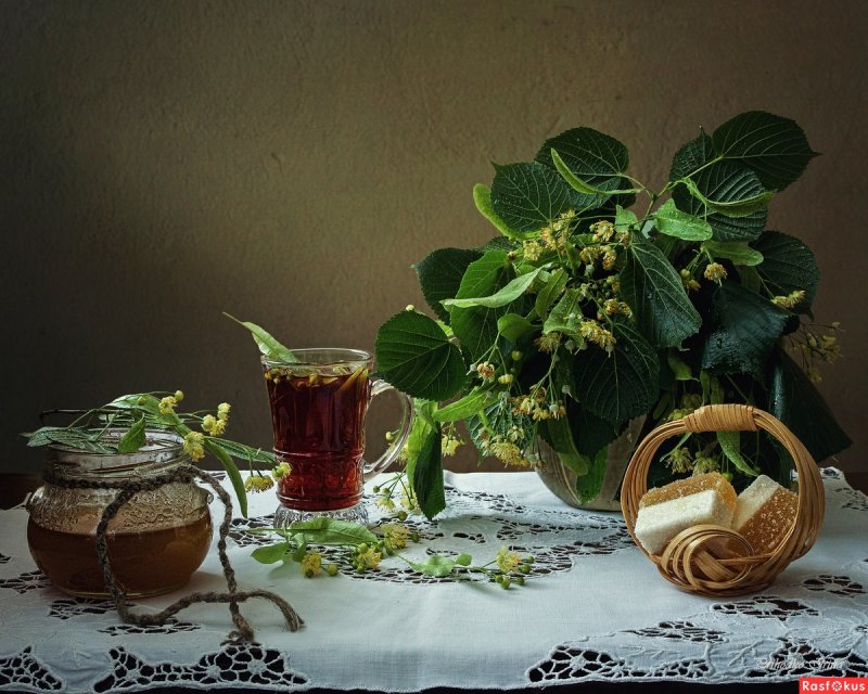 Натюрморт с чаем и цветами