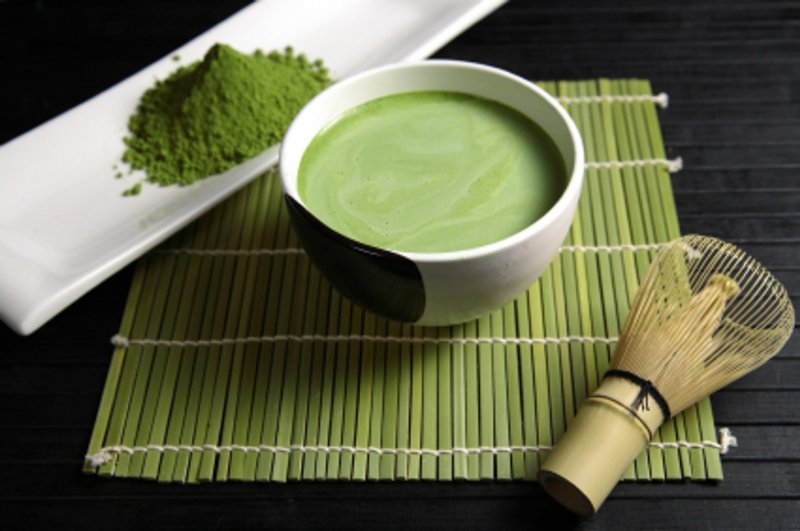 Густой зеленый чай чайная церемония в Японии