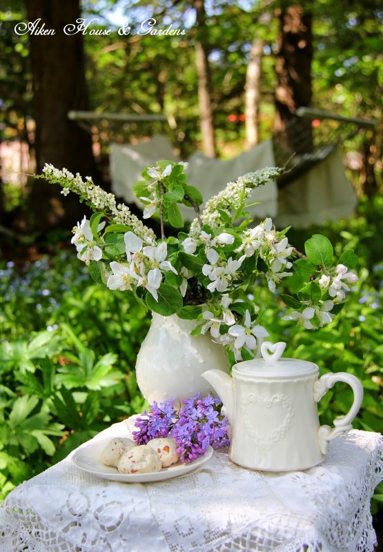 Чашка кофе в весеннем саду