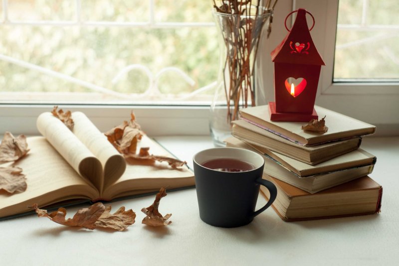 Зимняя чашка чая и книга