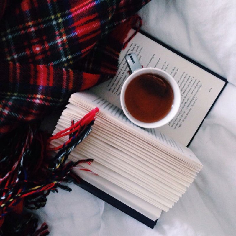 Книга и чай в Инстаграм