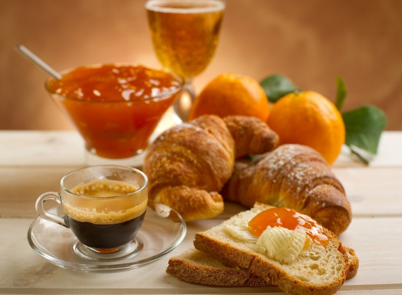 Картинки завтрак кофе , хлеб , круассан , джем , сметана , сыр