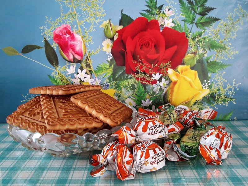 Цветы и конфеты на столе