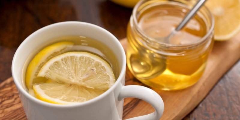 Теплый чай с медом и лимоном
