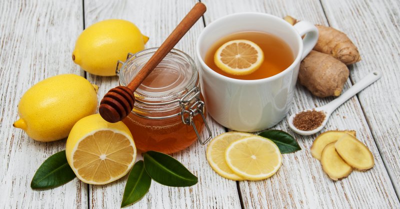 Чашка чая с лимоном и имбирем