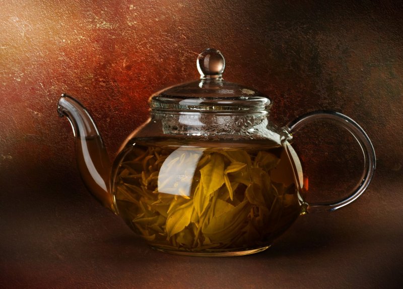 Стеклянный чайник с чаем