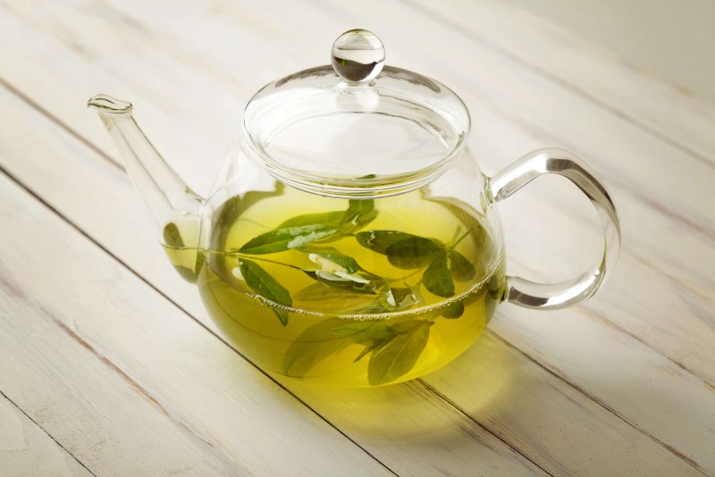 Зеленый чай в стеклянном чайнике