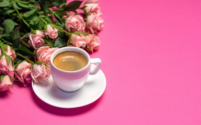 Чашка кофе на розовом фоне