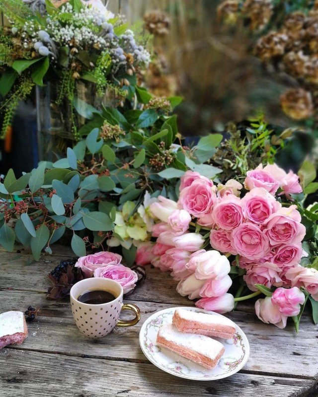 Чаепитие в саду с розами