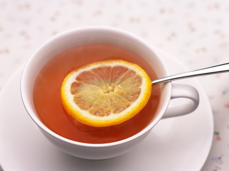 Чашка горячего чая с лимоном