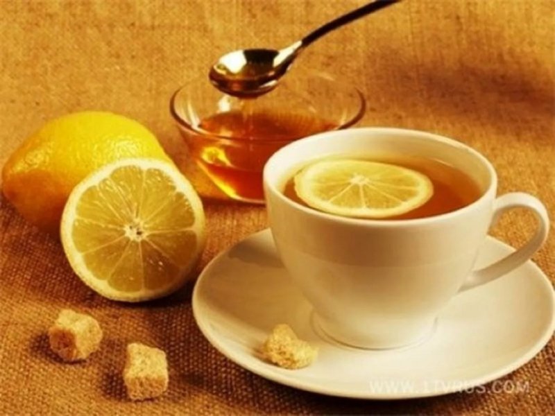 Крепкий черный чай с лимоном