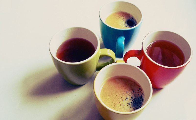 Разноцветные чашки с кофе