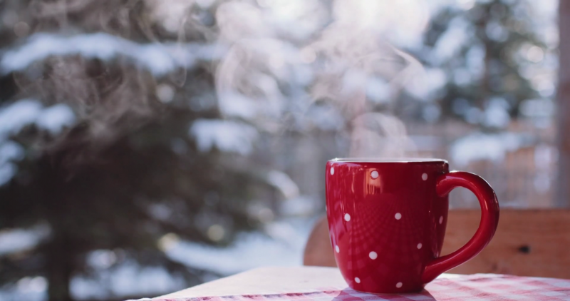 Чашка кофе на снегу