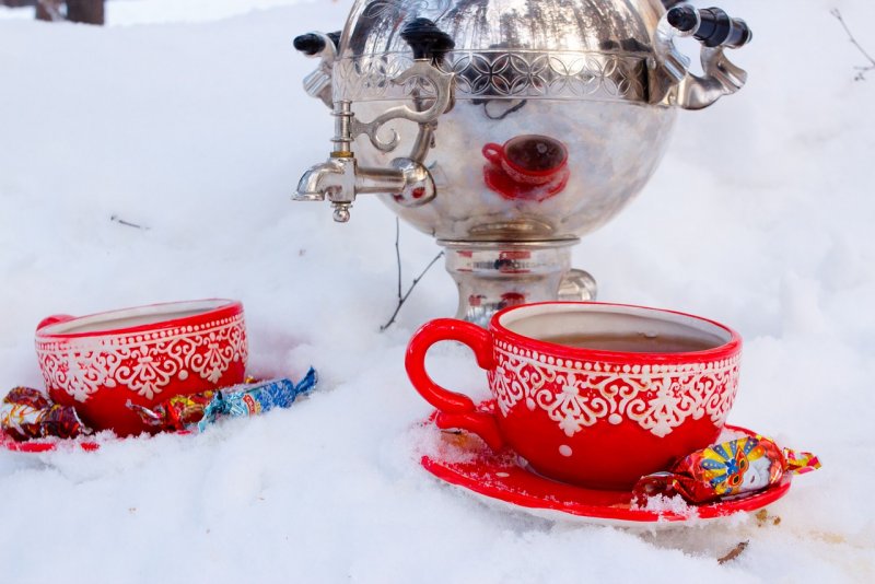 Чашка с чаем на снегу