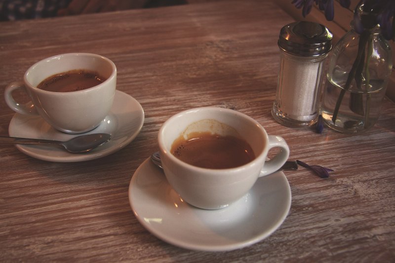 Две чашки кофе в кафе