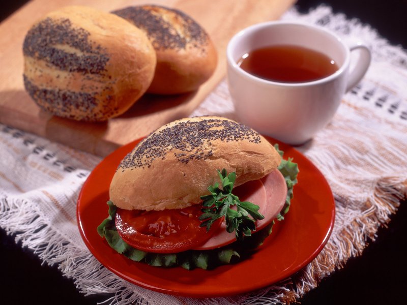 Бутерброд с колбасой и чай