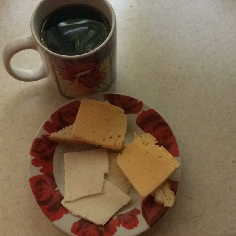 Завтрак с чаем и бутербродами