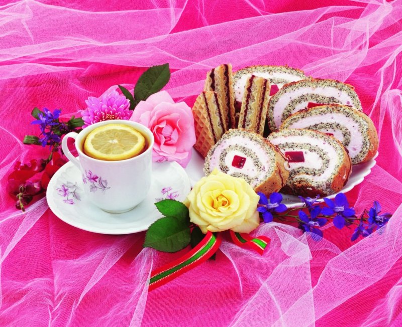Чай со сладостями и цветами