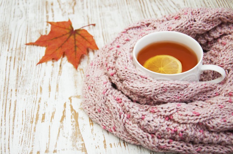 Осень, теплый шарф, горячий чай