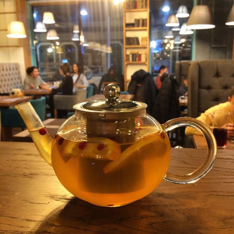 Чай в чайнике в кафе