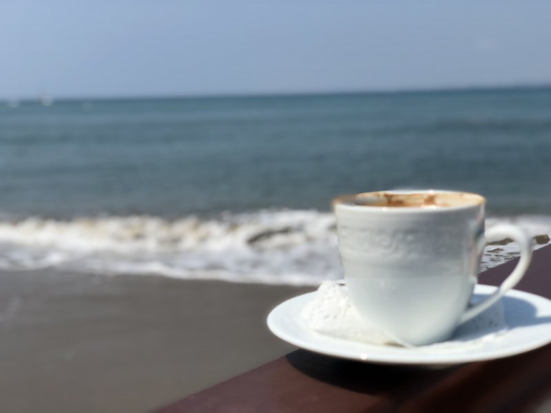Стаканчик кофе и море