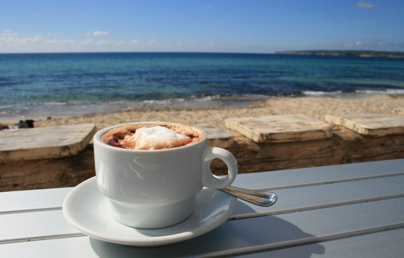 Чашка кофе на море