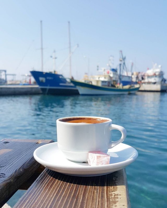 Чашка кофе в кафе на берегу