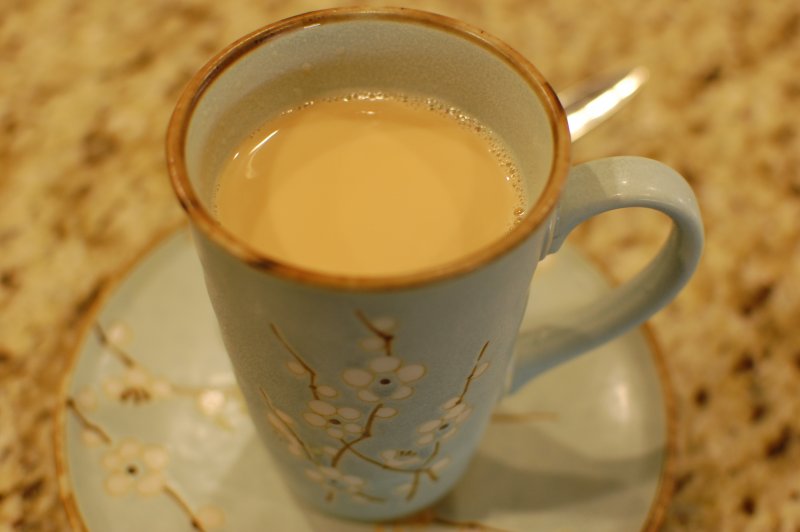 Чай с молоком в чайнике