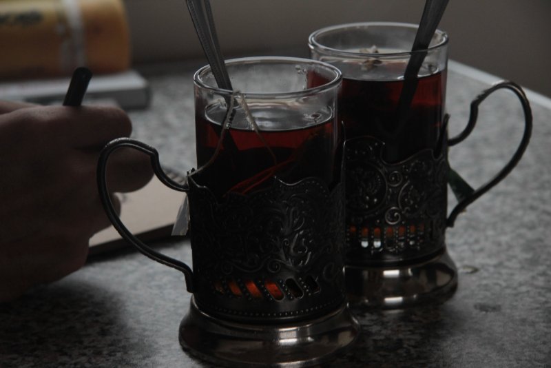 Граненый стакан с чаем