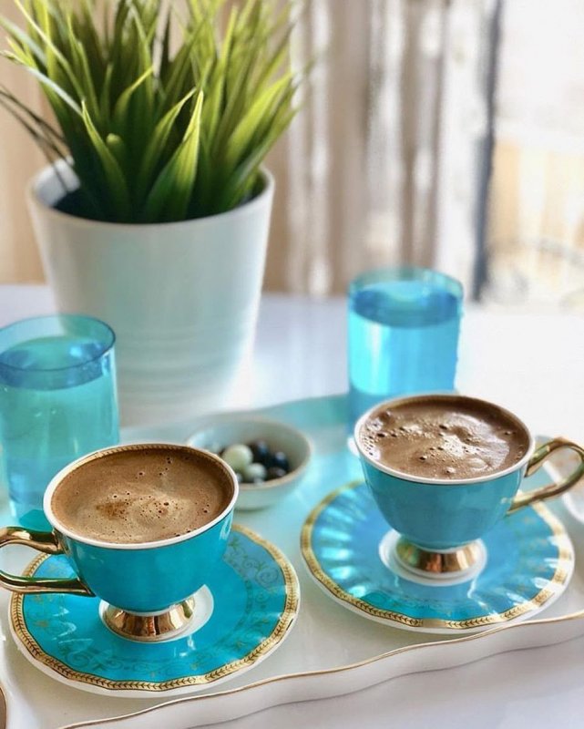Чашка кофе в голубом цвете