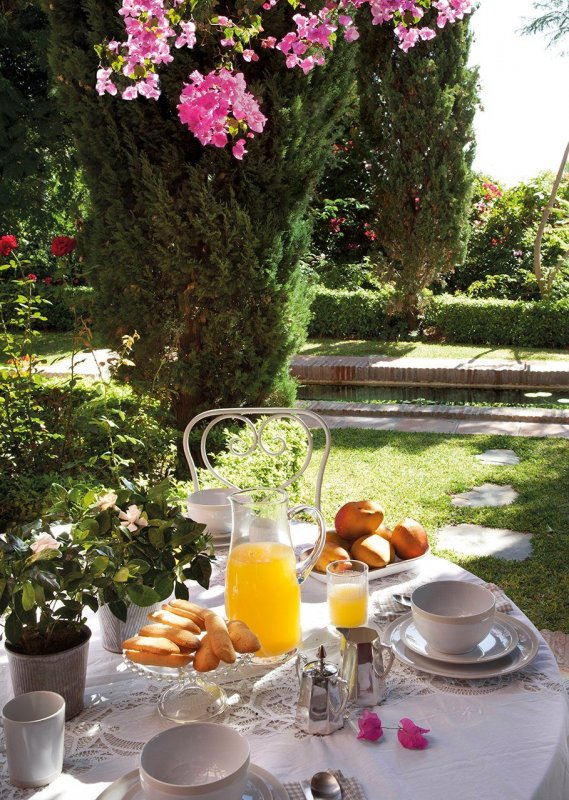 Чаепитие на веранде в саду