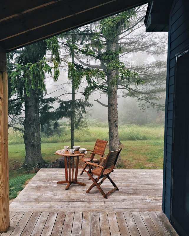 На веранде кресло-качалка, плед, дождь, Сосновый лес