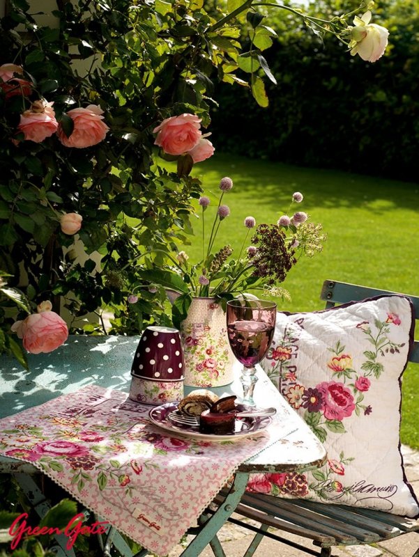 Чаепитие в саду