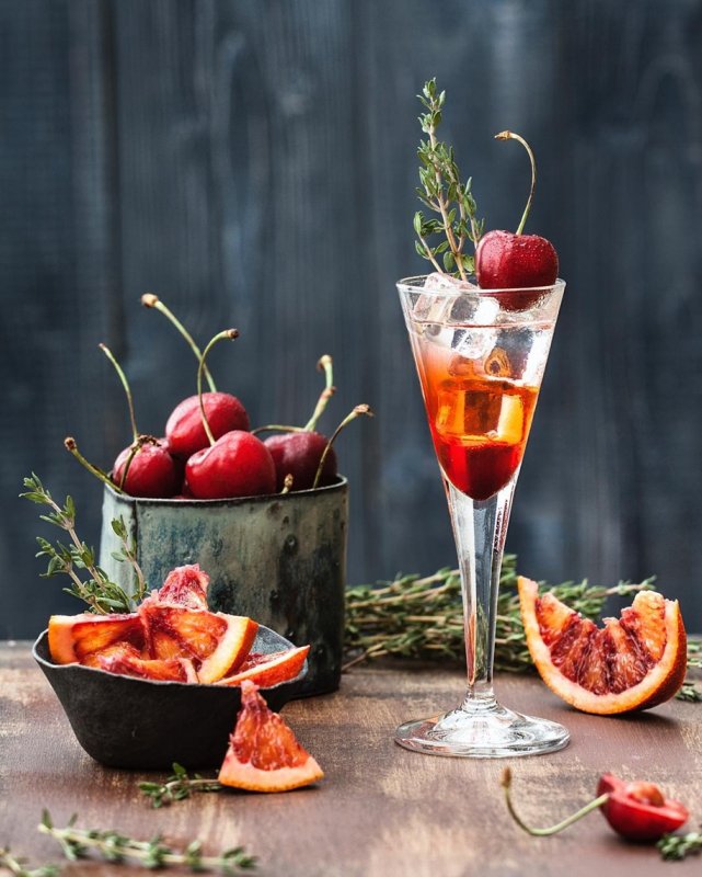 Выпечка с ягодами на столе