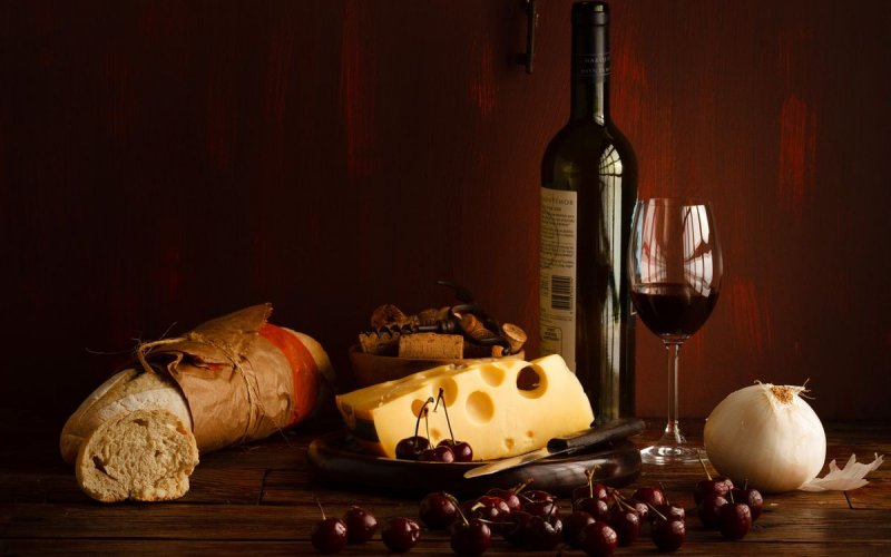Праздничный стол с вином
