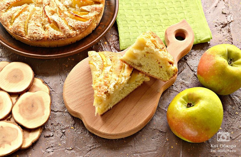 Пирог со сливами и яблоками