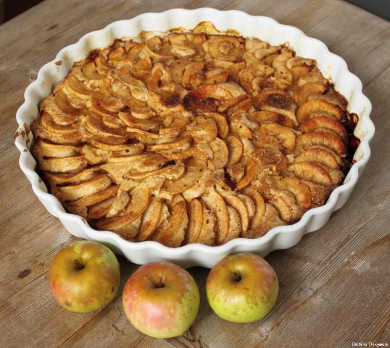 Пирог яблочный на тарелке