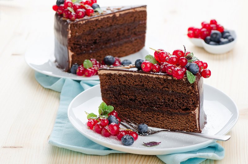 Шоколадный торт с ягодами