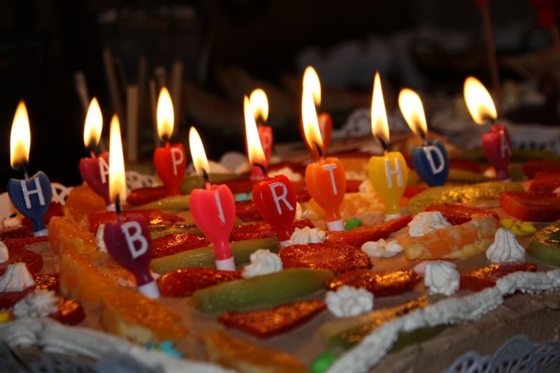 Торт со свечами на столе