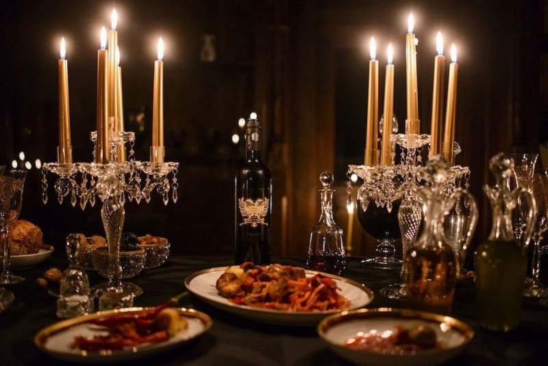 Накрытый стол со свечами