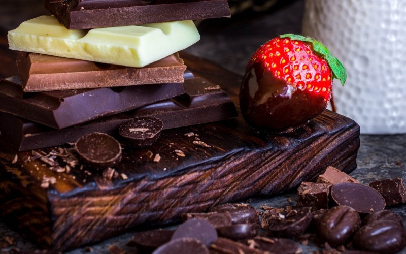 Шоколадная плитка с ягодами