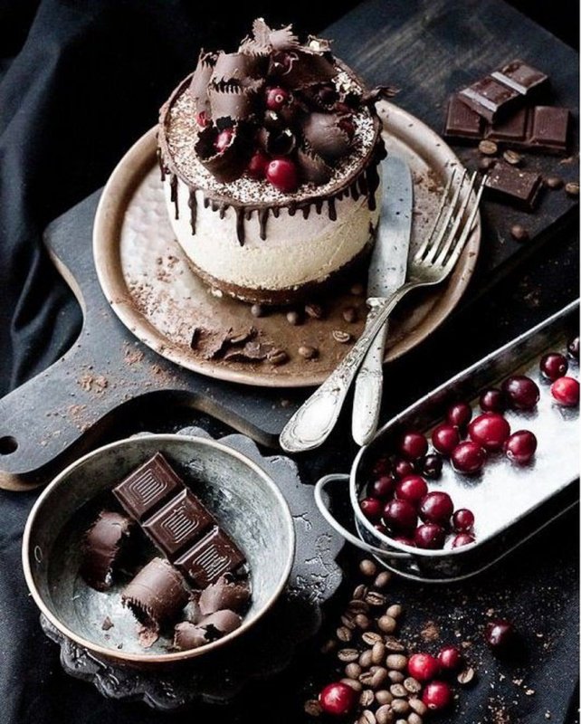 Кофе и шоколадное пирожное