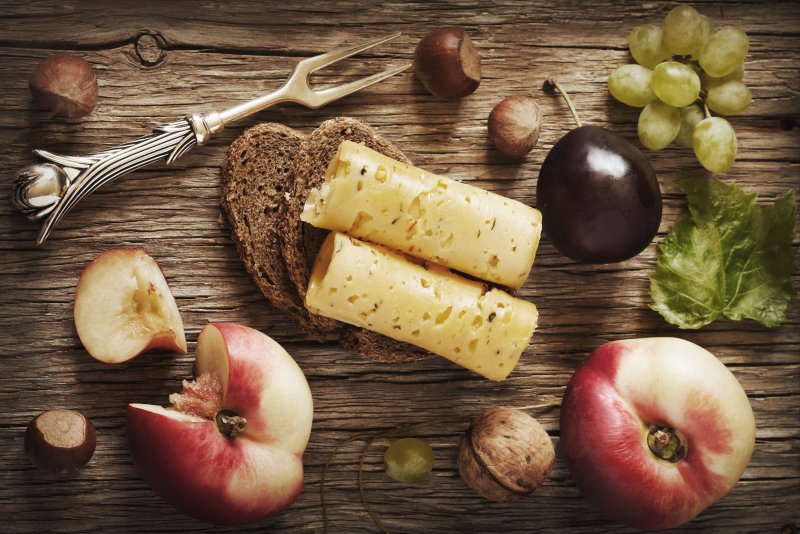 Сыр с фруктами и орехами