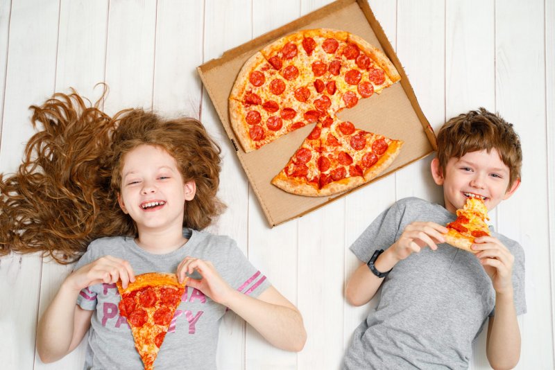 Дети едят пиццу